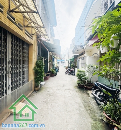 CHỈ 5,5 TỶ - NHÀ HẺM Ô TÔ – NGAY AEON TÂN PHÚ Diện tích: 5 x 10.5m – Nở hậu nhẹ (Hẻm Cụt) Kết cấu: 1 trệt 1 lầu BTCT – 2PN, 2WC Hẻm ô tô 1 sẹc, vài bước ra mặt tiền. 