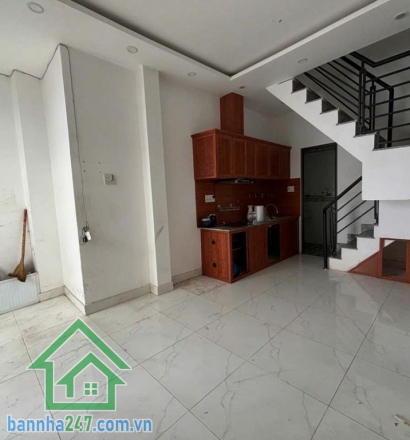 NHÀ 3 TẦNG CMT8 – NGAY TRUNG TÂM QUẬN 10 – HẺM THÔNG – CHỈ NHỈNH 4 TỶ * Diện tích: 4.5m x 7m. * Kết cấu: 1 trệt, 2 lầu, gồm 2PN, 2WC. Nhà xây dựng gọn gàng.