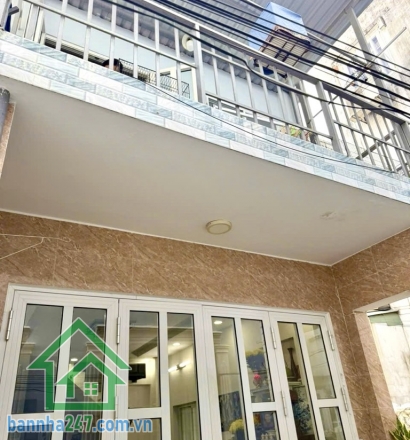 NHÀ TÂY SƠN – SÁT CHỢ TÂN HƯƠNG – 64M² – 3PN – 3WC – CHỈ NHỈNH 4 TỶ Kết cấu: 1 trệt 1 lầu BTCT, 3PN, 3WC. Có thêm 1 phòng trọ phía sau (4x4m, trệt lửng) cho thuê 3 triệu/tháng.