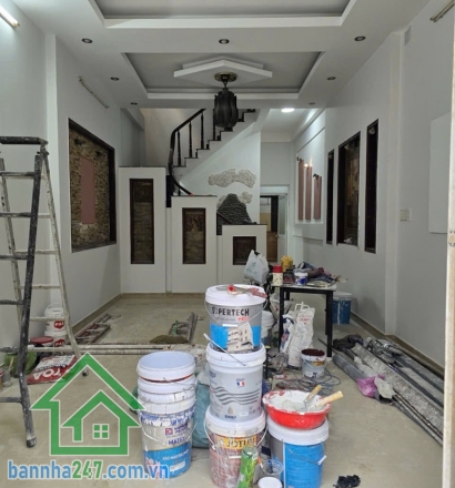NHỈNH 7 TỶ – MT KINH DOANH ĐƯỜNG 8M – TÂN PHÚ DT: 66m² (lô góc 2MT) Kết cấu: 3 tầng (1 trệt, 1 lầu, chuồng cu), 4PN, 2WC, ô tô ngủ trong nhà Vị trí: Khuông Việt VIP Tân Phú.