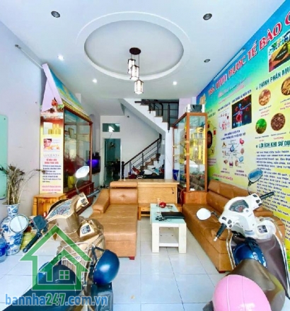 NHỈNH 8 TỶ - NHÀ ĐẸP Ở NGAY – HỒ ĐỨC DI, TÂN PHÚ * DT: 60m² (4x15)m, 3 tầng BTCT kiên cố. * Thiết kế: 4PN – 5WC – giếng trời thoáng mát. * Hẻm nhựa 8m – ô tô ngủ trong nhà. 