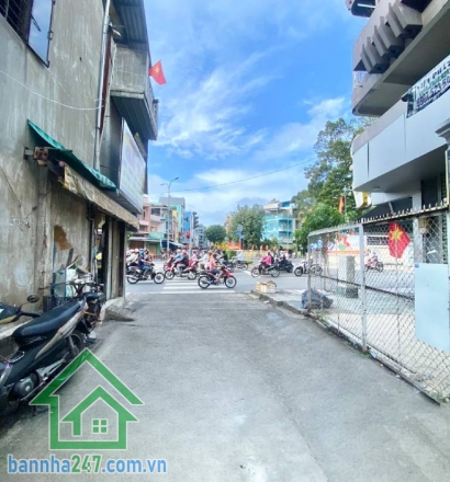 CHỈ 7,5 TỶ – HXH QUẬN 11 – NGAY 3 THÁNG 2 & HÀN HẢI NGUYÊN - CÁCH MẶT TIỀN 10M – GẦN 50M² – Ở NGAY Thông tin chi tiết: • Diện tích: 47m² (3.5m x 13m) • Kết cấu: 1 trệt + 1 lầu - 2 PN – 2 WC - Nhà gọn gàng, vào ở ngay -Vị trí đắc địa trung tâm Q11