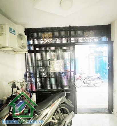 CHỈ 6,3 TỶ – HẺM 3 GÁC – NGAY LĂNG CHA CẢ – 45M2 – 2 TẦNG – NỞ HẬU 6M – GẦN MẶT TIỀN – 3PN – 2WC Diện tích: 45m2 (3.2 x 9m), nở hậu 6m Kết cấu: 1 trệt 1 lầu. 3 PN, 2 WC (có phòng ngủ tầng trệt)