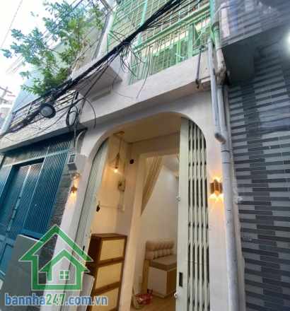 CHỈ 2.8 TỶ – NHÀ FULL NỘI THẤT – GẦN CHỢ – HẺM BA GÁC DT: 23m² (2.2 x 10.3m), không lộ giới, khu dân cư hiện hữu Kết cấu: 1 trệt 1 lầu, 2PN – 1WC, nhà mới tinh, vào ở ngay. 