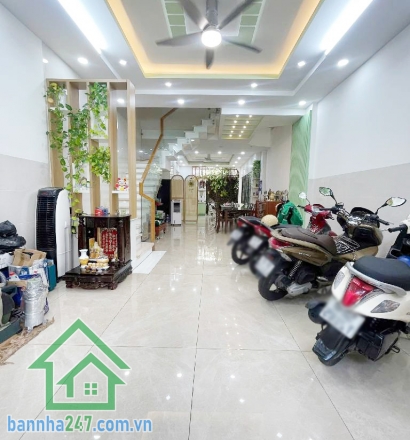 CHỈ 13,5 TỶ – MTKD ĐƯỜNG 10M - LỀ 3M - KHU VIP TÊN LỬA – NGANG 5M – 3 TẦNG – 4PN - 5WC  Diện tích chuẩn ngang 5m, đường 10m có lề 3m, thuận tiện đậu xe Kết cấu 1 trệt, 2 lầu, gồm 4 phòng ngủ rộng rãi.