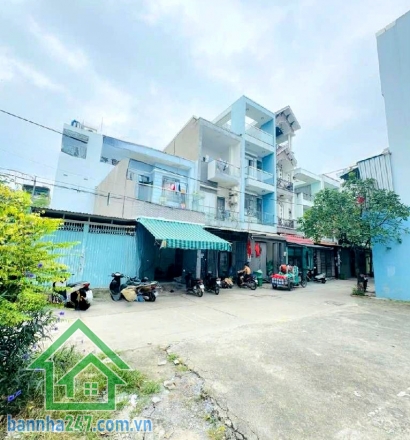 NHỈNH 3 TỶ – HẺM XE HƠI 6M – NHÀ CẤP 4 TIỆN XÂY MỚI - DT 68m² (4×15.5)m – SỔ VUÔNG VỨC – GẦN AEON TÂN PHÚ Kết cấu: • Nhà cấp 4, có 1 WC • Nền cao ráo – sạc