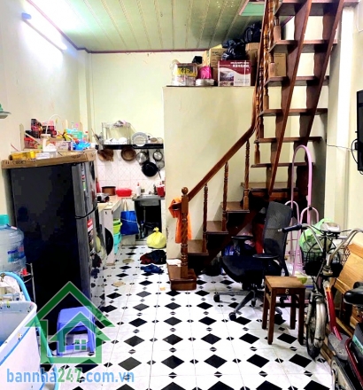 CHỈ 3,9 TỶ - SÁT MT HUỲNH VĂN BÁNH – NHÀ NHỎ Ở NGAY – 2 TẦNG - 2PN - 2WC Chỉ 68m ra mặt tiền Huỳnh Văn Bánh Gần Lê Văn Sỹ – khu trung tâm sầm uất Diện tích: 20m² Kết cấu: 1 trệt 1 lầu ✔ 2 PN ✔ 2 WC ✔ Phòng khách – bếp đầy đủ công năng ✔ Nhà gọn gàng – vào