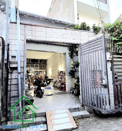 CHỈ 4,4 TỶ – HXH LÊ VĂN KHƯƠNG – 88M² (4x22) - CẤP 4 - 2PN - 2WC Diện tích hiếm: 88m² ngang 4m dài 22m Hẻm xe hơi vào tận nhà Nhà cấp 4 gồm: 2PN – 2WC ✔ Sân để xe rộbg rãi