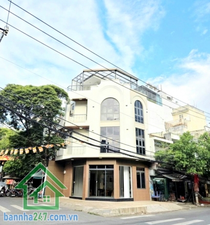 CHỈ 8,8 TỶ – LÔ GÓC 2 MẶT TIỀN – NGANG 6.5M – KHU VIP TÂN PHÚ • Diện tích: 6.5m x 6.4m – vuông vức như tờ A4 • Tổng diện tích sàn: ~109m² • Kết cấu: 1 trệt – 2 lầu – sân thượng • Thiết kế hiện đại, nhiều kính lấy sáng, không gian cực thoáng. Vị trí cực đẹ