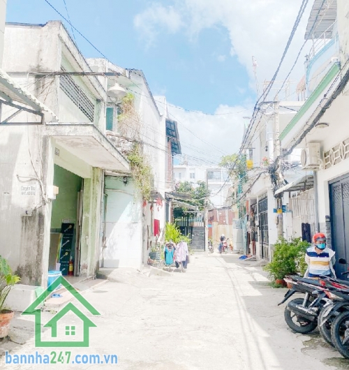 BÁN NHÀ NGAY BIGC TRƯỜNG CHINH – CHỈ 5,6 TỶ TL Diện tích: 69m2 (4x17m) – Nhà 3 tầng BTCT chắc chắn Kết cấu: 1 trệt, 2 lầu, 3 phòng ngủ, 2WC, ban công rộng thoáng.