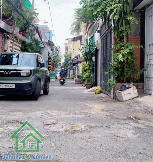 CHỈ 5.1 TỶ – NHÀ 3 TẦNG TÂN PHÚ – HẺM NHỰA 5M – NGAY TRƯỜNG ĐẠI HỌC Diện tích: 47m² Kết cấu: 1 trệt, 1 lửng, 1 lầu – gồm 3PN, 3WC, không gian rộng thoáng. Vị trí chiến lược: kế bên Trường Đại học Công Thương, khu đông sinh viên – phù hợp kinh doanh dịch v