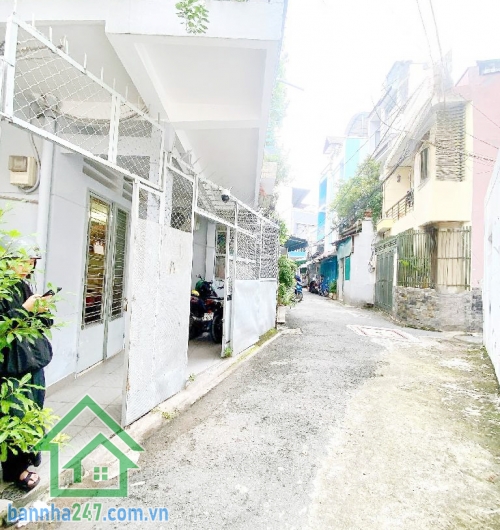 TRƯỜNG CHINH – P.12 TÂN BÌNH – NHÀ 55M² – NGANG HƠN 4M – 2 TẦNG – GIÁ NHỈNH 6 TỶ Vị trí khu VIP, hẻm sạch sẽ, an ninh, dân trí cao. Diện tích 55m², ngang hơn 4m.  