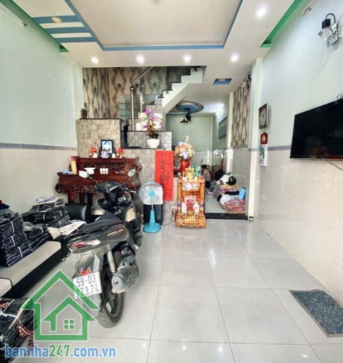CHỈ 4.65 TỶ – NHÀ CHÍNH CHỦ LÂU NĂM – GẦN CHỢ VẢI TÂN PHÚ – 2 TẦNG BTCT – 40M² Diện tích: 40m² (4 x 10m), sổ vuông A4 đẹp. Kết cấu: 1 trệt 1 lầu, BTCT kiên cố