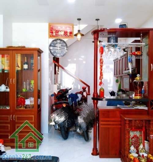 CHỈ 4.6 TỶ - HÀNG HIẾM – NHÀ ĐẸP HXH TÂN PHÚ – NGAY NGÃ TƯ BỐN XÃ.   Diện tích 29m², ngang 4m. Kết cấu: 1 trệt 2 lầu, sân thượng, 2PN, 3WC, 1 phòng xông hơi, có giếng trời. Hẻm ô tô vào tận cửa, khu dân trí cao, an ninh yên tĩnh.