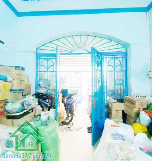 BÁN NHÀ NGAY BIGC TRƯỜNG CHINH – CHỈ 5,6 TỶ TL Diện tích: 69m2 (4x17m) – Nhà 3 tầng BTCT chắc chắn Kết cấu: 1 trệt, 2 lầu, 3 phòng ngủ, 2WC, ban công rộng thoáng.