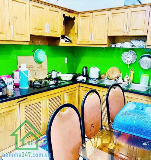 NHỈNH 7 TỶ – MẶT TIỀN ĐƯỜNG SỐ 12 – BÌNH TÂN GIÁP TÂN PHÚ – 100M² – 4 TẦNG – 4PN – NỞ HẬU TÀI LỘC Diện tích: 4,7m nở hậu 4,9m, dài 20m. Kết cấu: 1 trệt, 2 lầu, sân thượng BTCT chắc chắn. Gồm sân để ô tô, phòng khách, 4PN có WC khép kín, phòng thờ, giếng t