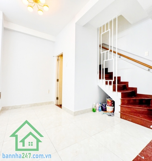 NHÀ MỚI – 4 TẦNG BTCT KIÊN CỐ – GIÁP TÂN PHÚ –3PN, 2WC. NHỈNH 4 TỶ Diện tích: 32m² (4x8m). Kết cấu: 1 trệt, 1 lửng, 2 lầu – 3PN, 2WC. Nhà đẹp, thiết kế hiện đại. 