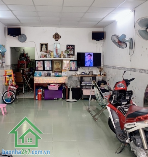 CHỈ 5.1 TỶ – NHÀ 3 TẦNG TÂN PHÚ – HẺM NHỰA 5M – NGAY TRƯỜNG ĐẠI HỌC Diện tích: 47m² Kết cấu: 1 trệt, 1 lửng, 1 lầu – gồm 3PN, 3WC, không gian rộng thoáng. Vị trí chiến lược: kế bên Trường Đại học Công Thương, khu đông sinh viên – phù hợp kinh doanh dịch v