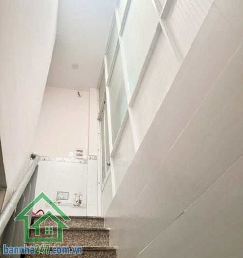 CHỈ 4,6 TỶ - NHÀ ĐẸP – 36.5m²  - 3 TẦNG – HẺM XE HƠI – ĐƯỜNG TÂN THÀNH, TÂN PHÚ - 3PN – 3WC   Diện tích: 36.5m² (4.3 x 8.5m), sổ hồng riêng, vuông vức. Kết cấu: 1 trệt, 1 lửng, 1 lầu, 3 PN, 3WC. Nhà đã sửa mới, dọn vào ở ngay.