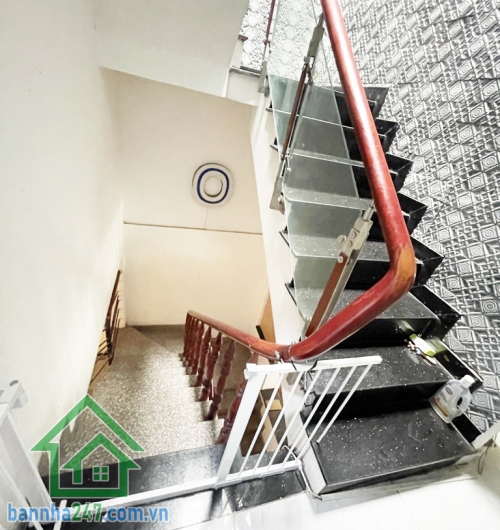 NHỈNH 5 TỶ - NHÀ ĐẸP – DT: 52,4m²  (4,2 x 12,5m) - 4 TẦNG – HẺM XE TẢI – GẦN TÊN LỬA –  4PN, 3WC   Diện tích: 52,4m² (4,2 x 12,5m), sổ vuông vức. Kết cấu: 1 trệt 2 lầu + sân thượng, gồm 4PN, 3WC, phòng giặt, sân phơi, sân thượng cực rộng.