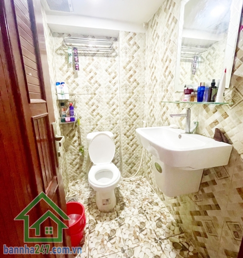 GIÁ 4.5 TỶ (TL) - NHÀ TÂN PHÚ – 56M² – 2 TẦNG – 6PN - 6WC– CHO THUÊ DÒNG TIỀN 15TR/THÁNG. * Diện tích: 56m² (4x14), sổ nở hậu nhẹ. * Kết cấu: 2 tầng kiên cố,. Tương lai ra mặt tiền công viên Hiền Vương. 