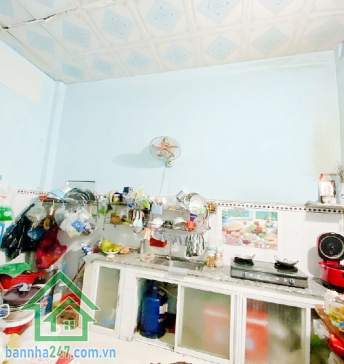 BÁN NHÀ NGAY BIGC TRƯỜNG CHINH – CHỈ 5,6 TỶ TL Diện tích: 69m2 (4x17m) – Nhà 3 tầng BTCT chắc chắn Kết cấu: 1 trệt, 2 lầu, 3 phòng ngủ, 2WC, ban công rộng thoáng.