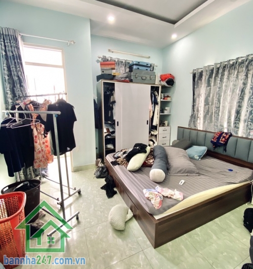 CHỈ 4.65 TỶ – NHÀ CHÍNH CHỦ LÂU NĂM – GẦN CHỢ VẢI TÂN PHÚ – 2 TẦNG BTCT – 40M² Diện tích: 40m² (4 x 10m), sổ vuông A4 đẹp. Kết cấu: 1 trệt 1 lầu, BTCT kiên cố