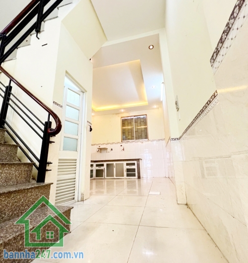 MTKD ĐƯỜNG NHỰA 10M – NHÀ 2 TẦNG BTCT – BÌNH TRỊ ĐÔNG, BÌNH TÂN – DT 68M2 (4x17) – 2PN, 2WC Kết cấu: 1 trệt 1 lầu kiên cố, sàn bê tông cốt thép, 2PN, 2WC. giáp Tân Phú và Quận 6, gần chợ, siêu thị, trường học, nhà thờ. Đường nhựa trước nhà 10m