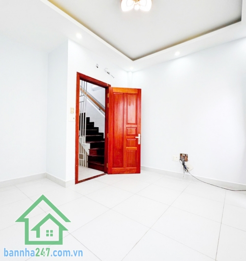 NHÀ MỚI – 4 TẦNG BTCT KIÊN CỐ – GIÁP TÂN PHÚ –3PN, 2WC. NHỈNH 4 TỶ Diện tích: 32m² (4x8m). Kết cấu: 1 trệt, 1 lửng, 2 lầu – 3PN, 2WC. Nhà đẹp, thiết kế hiện đại. 
