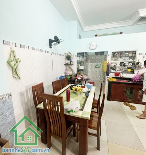 CHỈ 19.5 TỶ – MẶT TIỀN BÀU CÁT, TÂN BÌNH Cơ hội hiếm sở hữu mặt tiền ngay khu Bàu Cát – trung tâm Tân Bình. Nhà BTCT chắc chắn: 1 trệt 2 lầu + sân thượng trước sau. Công năng: 8PN, 6WC, không gian thoáng mát, sạch sẽ.