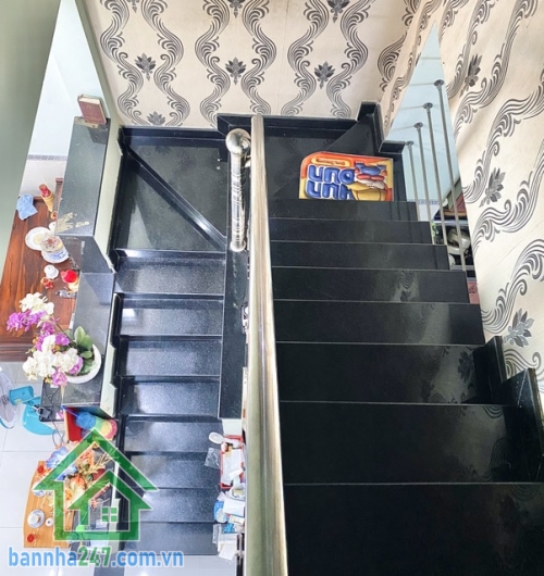 CHỈ 4.65 TỶ – NHÀ CHÍNH CHỦ LÂU NĂM – GẦN CHỢ VẢI TÂN PHÚ – 2 TẦNG BTCT – 40M² Diện tích: 40m² (4 x 10m), sổ vuông A4 đẹp. Kết cấu: 1 trệt 1 lầu, BTCT kiên cố
