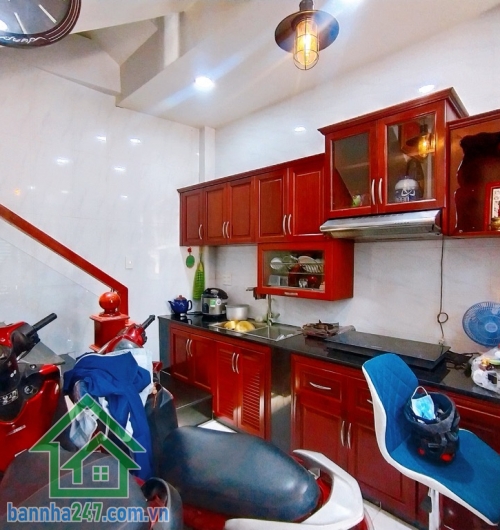 CHỈ 4.6 TỶ - HÀNG HIẾM – NHÀ ĐẸP HXH TÂN PHÚ – NGAY NGÃ TƯ BỐN XÃ.   Diện tích 29m², ngang 4m. Kết cấu: 1 trệt 2 lầu, sân thượng, 2PN, 3WC, 1 phòng xông hơi, có giếng trời. Hẻm ô tô vào tận cửa, khu dân trí cao, an ninh yên tĩnh.