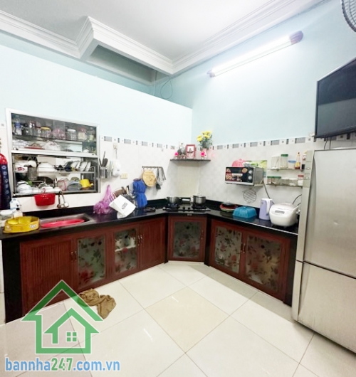 CHỈ 19.5 TỶ – MẶT TIỀN BÀU CÁT, TÂN BÌNH Cơ hội hiếm sở hữu mặt tiền ngay khu Bàu Cát – trung tâm Tân Bình. Nhà BTCT chắc chắn: 1 trệt 2 lầu + sân thượng trước sau. Công năng: 8PN, 6WC, không gian thoáng mát, sạch sẽ.