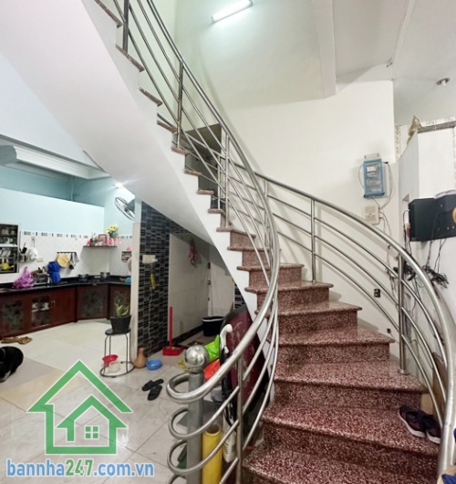 CHỈ 19.5 TỶ – MẶT TIỀN BÀU CÁT, TÂN BÌNH Cơ hội hiếm sở hữu mặt tiền ngay khu Bàu Cát – trung tâm Tân Bình. Nhà BTCT chắc chắn: 1 trệt 2 lầu + sân thượng trước sau. Công năng: 8PN, 6WC, không gian thoáng mát, sạch sẽ.