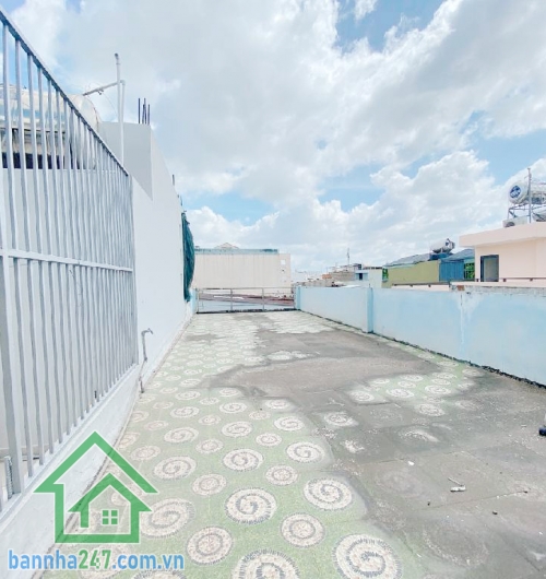 BÁN NHÀ NGAY BIGC TRƯỜNG CHINH – CHỈ 5,6 TỶ TL Diện tích: 69m2 (4x17m) – Nhà 3 tầng BTCT chắc chắn Kết cấu: 1 trệt, 2 lầu, 3 phòng ngủ, 2WC, ban công rộng thoáng.