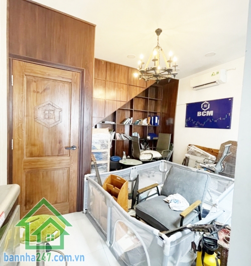 NHỈNH 5 TỶ - NHÀ ĐẸP – DT: 52,4m²  (4,2 x 12,5m) - 4 TẦNG – HẺM XE TẢI – GẦN TÊN LỬA –  4PN, 3WC   Diện tích: 52,4m² (4,2 x 12,5m), sổ vuông vức. Kết cấu: 1 trệt 2 lầu + sân thượng, gồm 4PN, 3WC, phòng giặt, sân phơi, sân thượng cực rộng.