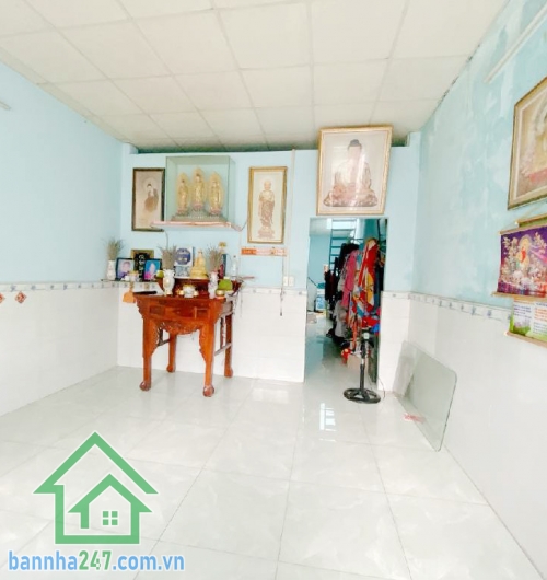 BÁN NHÀ NGAY BIGC TRƯỜNG CHINH – CHỈ 5,6 TỶ TL Diện tích: 69m2 (4x17m) – Nhà 3 tầng BTCT chắc chắn Kết cấu: 1 trệt, 2 lầu, 3 phòng ngủ, 2WC, ban công rộng thoáng.