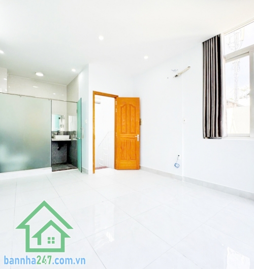 NHÀ MỚI – 4 TẦNG BTCT KIÊN CỐ – GIÁP TÂN PHÚ –3PN, 2WC. NHỈNH 4 TỶ Diện tích: 32m² (4x8m). Kết cấu: 1 trệt, 1 lửng, 2 lầu – 3PN, 2WC. Nhà đẹp, thiết kế hiện đại. 