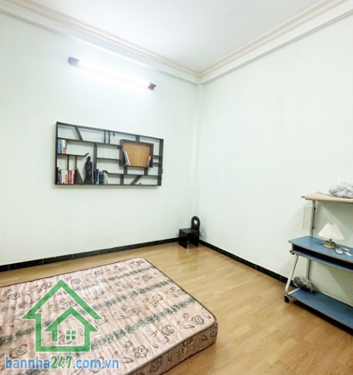CHỈ 19.5 TỶ – MẶT TIỀN BÀU CÁT, TÂN BÌNH Cơ hội hiếm sở hữu mặt tiền ngay khu Bàu Cát – trung tâm Tân Bình. Nhà BTCT chắc chắn: 1 trệt 2 lầu + sân thượng trước sau. Công năng: 8PN, 6WC, không gian thoáng mát, sạch sẽ.