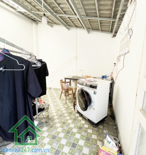 NHỈNH 5 TỶ - NHÀ ĐẸP – DT: 52,4m²  (4,2 x 12,5m) - 4 TẦNG – HẺM XE TẢI – GẦN TÊN LỬA –  4PN, 3WC   Diện tích: 52,4m² (4,2 x 12,5m), sổ vuông vức. Kết cấu: 1 trệt 2 lầu + sân thượng, gồm 4PN, 3WC, phòng giặt, sân phơi, sân thượng cực rộng.