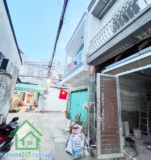 CHỈ HƠN 3 TỶ – NHÀ 2 TẦNG – HẺM XE HƠI TỚI CỬA Ngay Chiến Lược – Tân Hoà Đông – Bình Tân – Sát AEON Mall DT: 36m² (4x9m) – Nhà mới xây 100% Kết cấu: 1 trệt 1 lầu. 2PN, 2WC