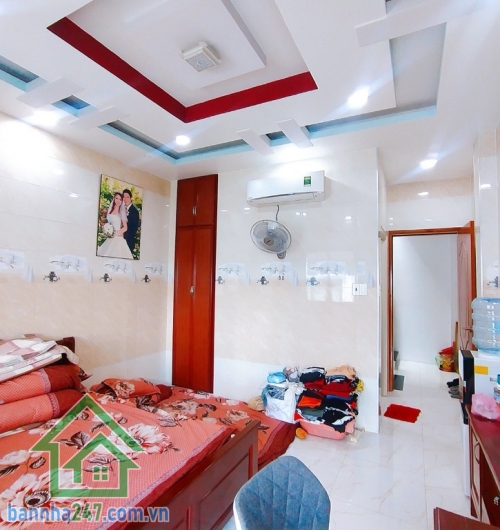CHỈ 4.6 TỶ - HÀNG HIẾM – NHÀ ĐẸP HXH TÂN PHÚ – NGAY NGÃ TƯ BỐN XÃ.   Diện tích 29m², ngang 4m. Kết cấu: 1 trệt 2 lầu, sân thượng, 2PN, 3WC, 1 phòng xông hơi, có giếng trời. Hẻm ô tô vào tận cửa, khu dân trí cao, an ninh yên tĩnh.