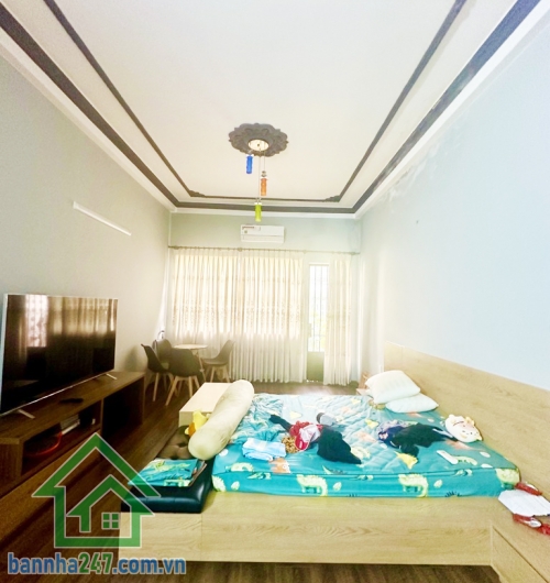 16.5 TỶ – MẶT TIỀN ĐƯỜNG 12M – KHU VIP BÀU CÁT, TÂN BÌNH -  5PN  - 4WC   DT: 71m² (4x18m), ngang đẹp chuẩn phong thủy. Kết cấu 4 tầng: trệt, 2 lầu, sân thượng.