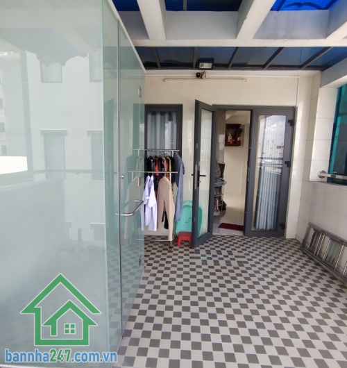 CHỈ 4.6 TỶ - HÀNG HIẾM – NHÀ ĐẸP HXH TÂN PHÚ – NGAY NGÃ TƯ BỐN XÃ.   Diện tích 29m², ngang 4m. Kết cấu: 1 trệt 2 lầu, sân thượng, 2PN, 3WC, 1 phòng xông hơi, có giếng trời. Hẻm ô tô vào tận cửa, khu dân trí cao, an ninh yên tĩnh.