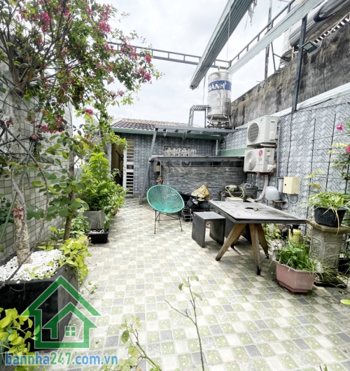 NHỈNH 5 TỶ - NHÀ ĐẸP – DT: 52,4m²  (4,2 x 12,5m) - 4 TẦNG – HẺM XE TẢI – GẦN TÊN LỬA –  4PN, 3WC   Diện tích: 52,4m² (4,2 x 12,5m), sổ vuông vức. Kết cấu: 1 trệt 2 lầu + sân thượng, gồm 4PN, 3WC, phòng giặt, sân phơi, sân thượng cực rộng.