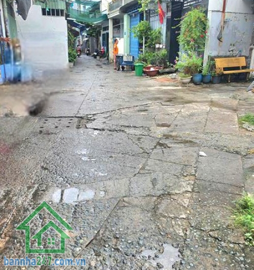 TRUNG TÂM TÂN PHÚ – NHÀ 2 TẦNG – HẺM XE TẢI – GIÁ CHỈ 2.2 TỶ DTSD: 32m² – đủ công năng. Kết cấu: 2 tầng, nhà còn chắc chắn, dọn vào ở ngay, vài bước ra mặt tiền, thuận tiện ở hay kinh doanh nhỏ.