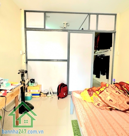 CHỈ 4,4 TỶ – NHÀ 2 TẦNG – GẦN CHỢ TÂN HƯƠNG – SÁT AEON TÂN PHÚ - HẺM 3,5–4M – GẦN MẶT TIỀN – Ở NGAY Diện tích: 36m² (3,4m x 11m) Kết cấu: 1 trệt + 1 lầu Công năng: 2 Phòng ngủ – 2 WC