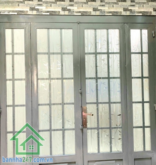 CHỈ 2.4 TỶ – HẺM BA GÁC – CÁCH XE HƠI 20M – LẠC LONG QUÂN – 2 TẦNG BTCT – ĐANG CHO THUÊ 5.5TR/THÁNG * DTSD: 31m² (2.5m nở hậu 3.3 × 5.6m – CN 15.5m²) * Kết cấu: 1 trệt – 1 lầu, 1PK, 1 bếp, 1PN suốt, 2WC.