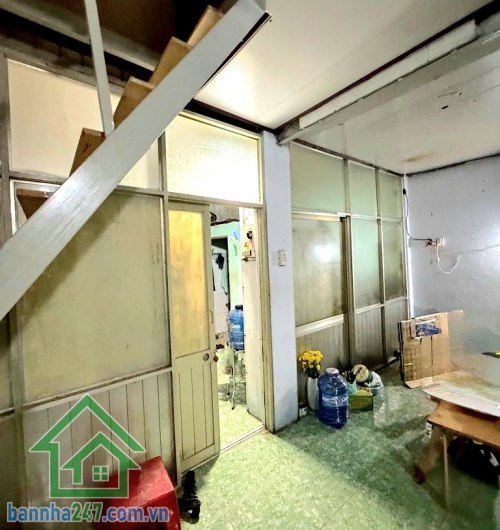 NHỈNH 4 TỶ – HẺM 3,5M – LẠC LONG QUÂN – P. BẢY HIỀN * Diện tích: 40m² (5,85 x 7,5m) * Kết cấu hiện trạng: 1 trệt + 1 gác gỗ * 3 phòng ngủ – 2 WC. Nhà hiện trạng tiện sửa chữa hoặc xây mới theo nhu cầu. Hẻm 3,5m yên tĩnh, khu dân cư hiện hữu, an ninh