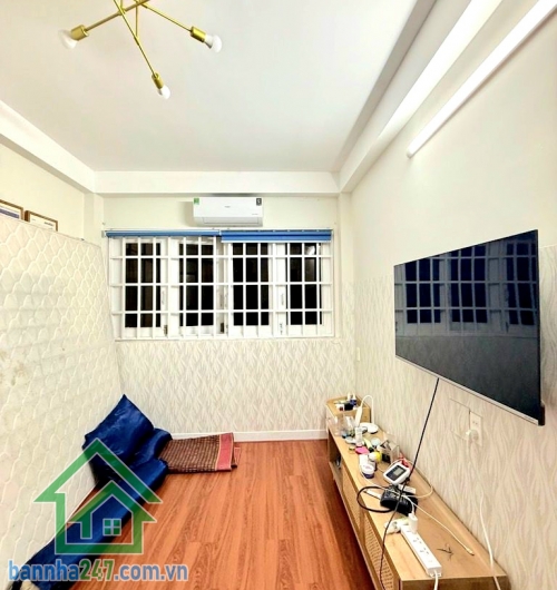 6,9 TỶ – NHÀ ĐẸP KHU CƯ XÁ ĐỒNG TIẾN VIP – QUẬN 103 TẦNG – 4PN – SÁT VẠN HẠNH MALL Thông tin chi tiết:• Diện tích: 41m² (3.1 x 14m) – vuông vức• Kết cấu: 1 trệt 2 lầu, nhà xây kiên cố• Công năng: 4PN – 3WC• Nhà mới đẹp, vào ở ngay – không cần sửa
